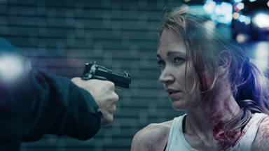 Sarah Kohr (Lisa Maria Potthoff) wird in einer Gasse mit einer Pistole bedroht.