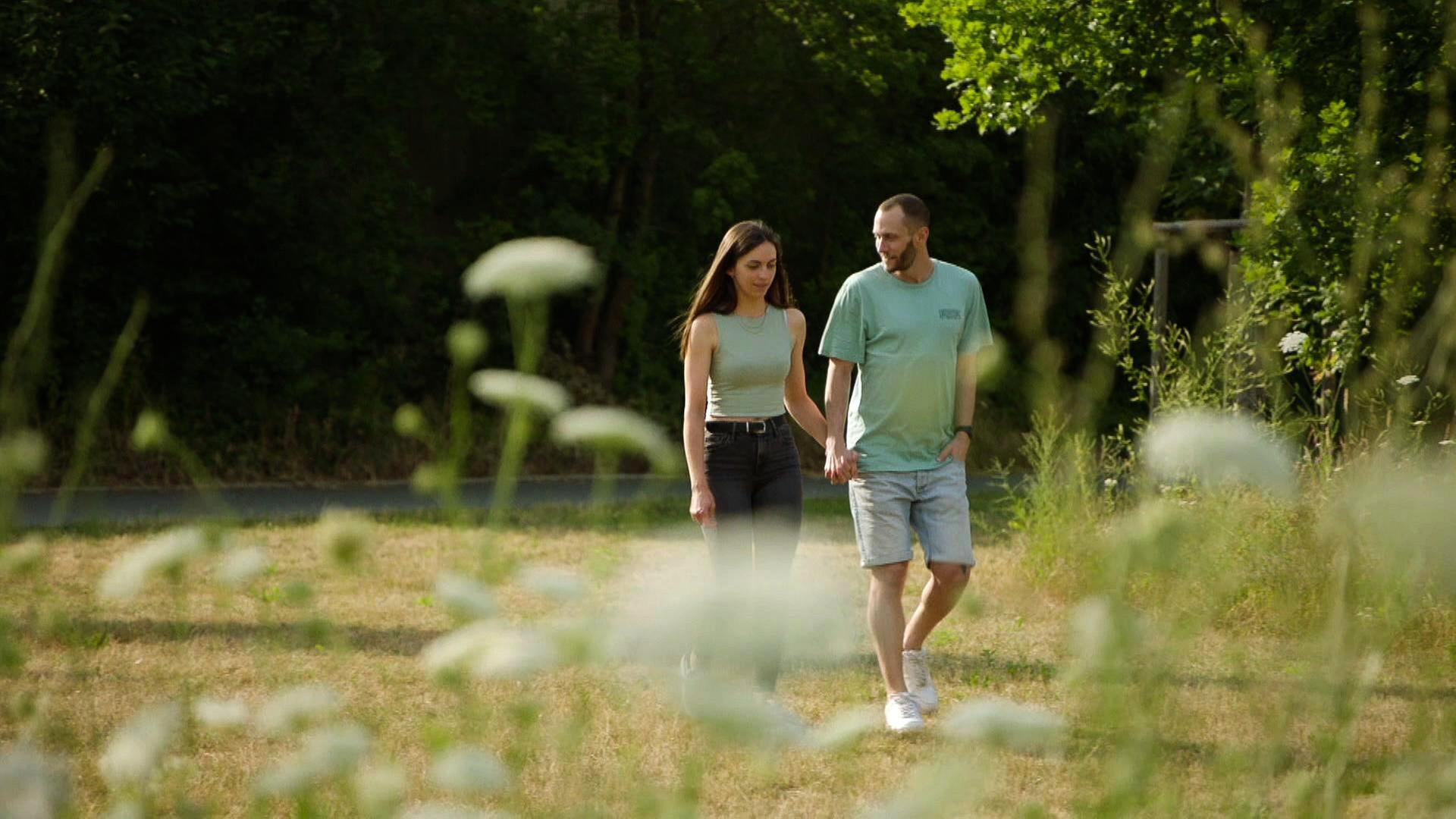 Ein junges Paar auf einem Spaziergang in der Natur.