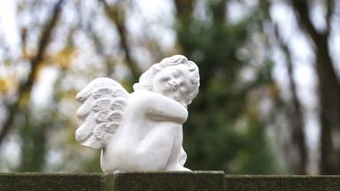 Ein Steinengel auf einem Grab.