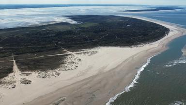 Luftaufnahme der Westspitze von Spiekeroog mit Sandstrand, Dünen und Meer.