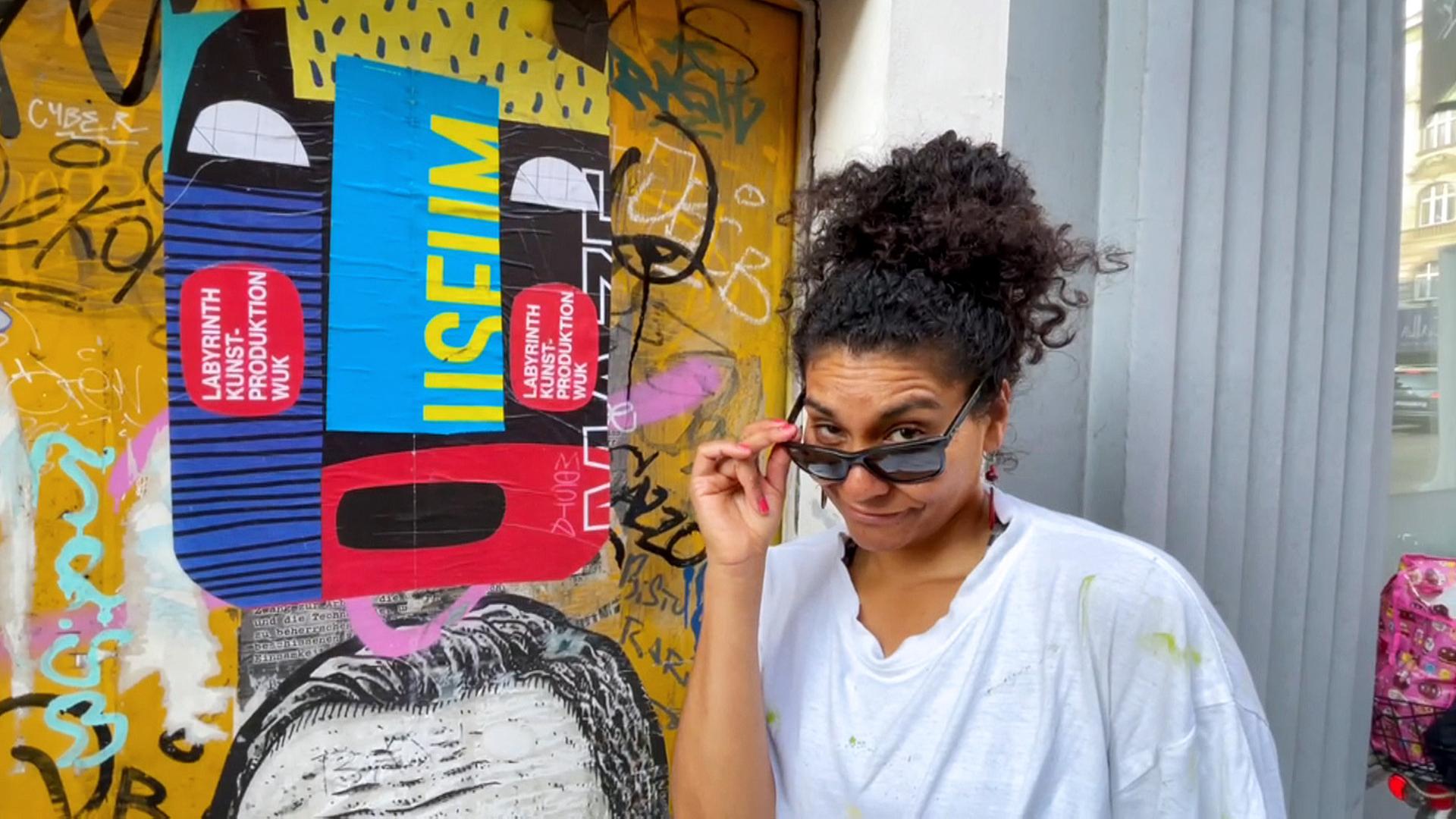 Papierkünstlerin Lym Moreno bastelt aus alten Plakaten bunte Gesichter - und klebt sie überall in Wien auf.