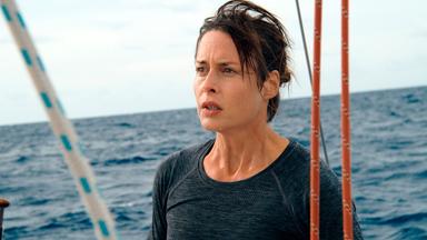 Eine Frau auf einem Segelboot.