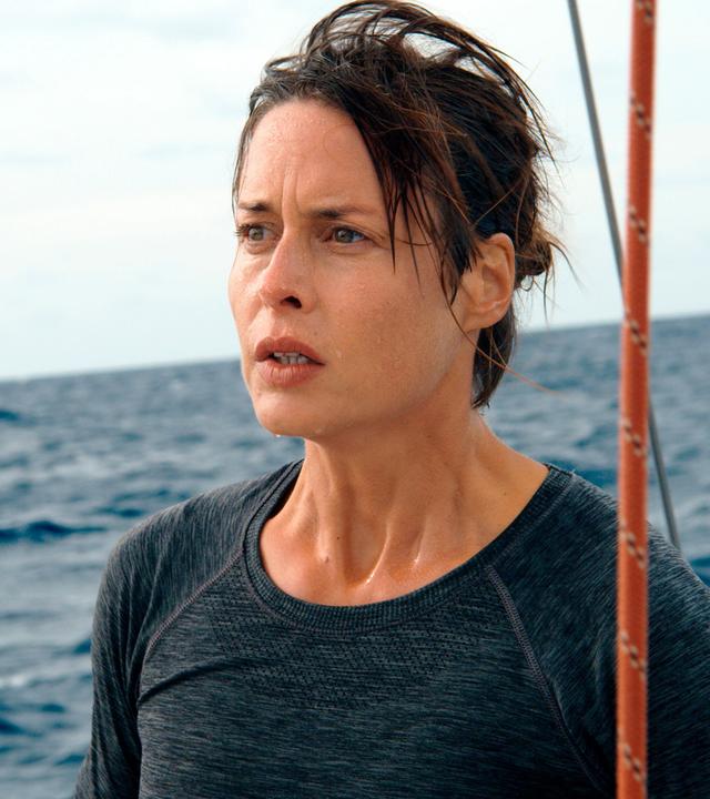 Eine Frau auf einem Segelboot.