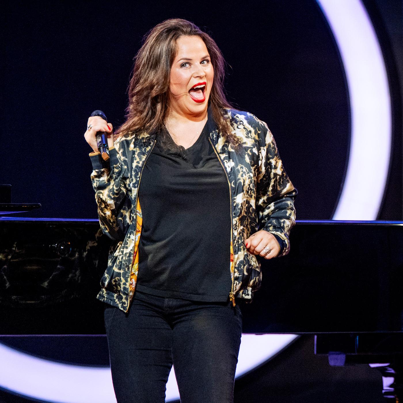 Julia Gamez Martin steht auf der linken Bildseite. Auf der rechten Bildseite ist Ariane Müller zu sehen. Beide haben den Mund geöffnet. Ariane Müller hebt ihre rechte Hand. Julia Gamez Martin stemmt ihre linke Hand in die Hüfte.