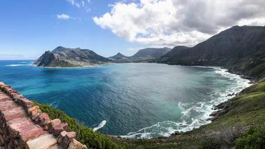 Blick auf eine Meeres-Bucht. 