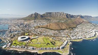 Blick auf Kapstadt mit Green Poiunt Stadium und Tafelberg.
