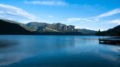 Der Kalterer See in Südtirol.