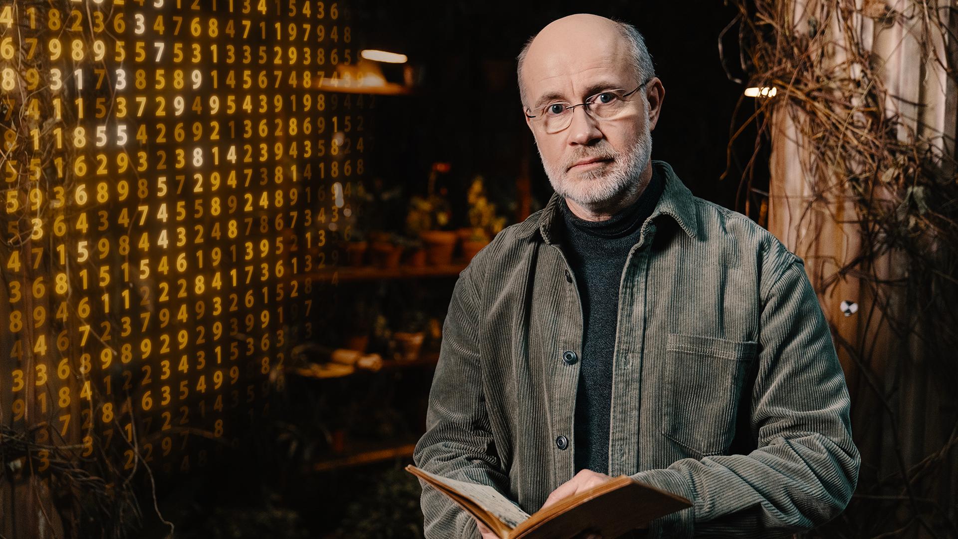 Prof. Dr. Harald Lesch hält ein Buch hin der Hand, hinter ihm sind Zahlencodes zu sehen.