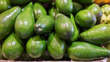 Grüne Avocados übereinander gestapelt