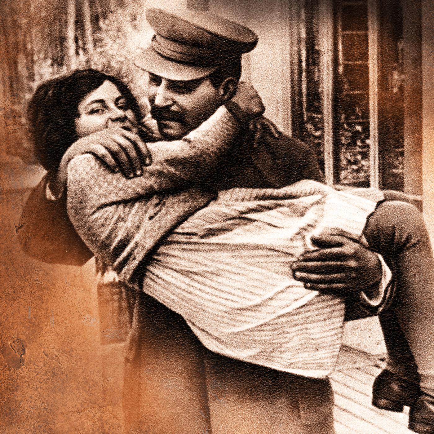 Swetlana Stalin auf dem Arm ihres Vaters Josef Stalin