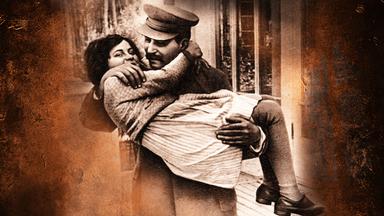 Swetlana Stalin auf dem Arm ihres Vaters Josef Stalin