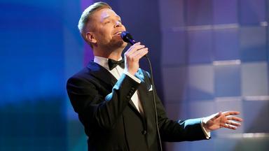 Nahaufnahme eines Sängers, der ins Mikrofon singt