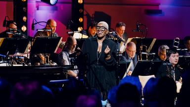 Jazzsängerin Kennedy als Solokünstlerin mit der SWR Big Band in Stuttgart in der Phoenixhalle im Römerkastell