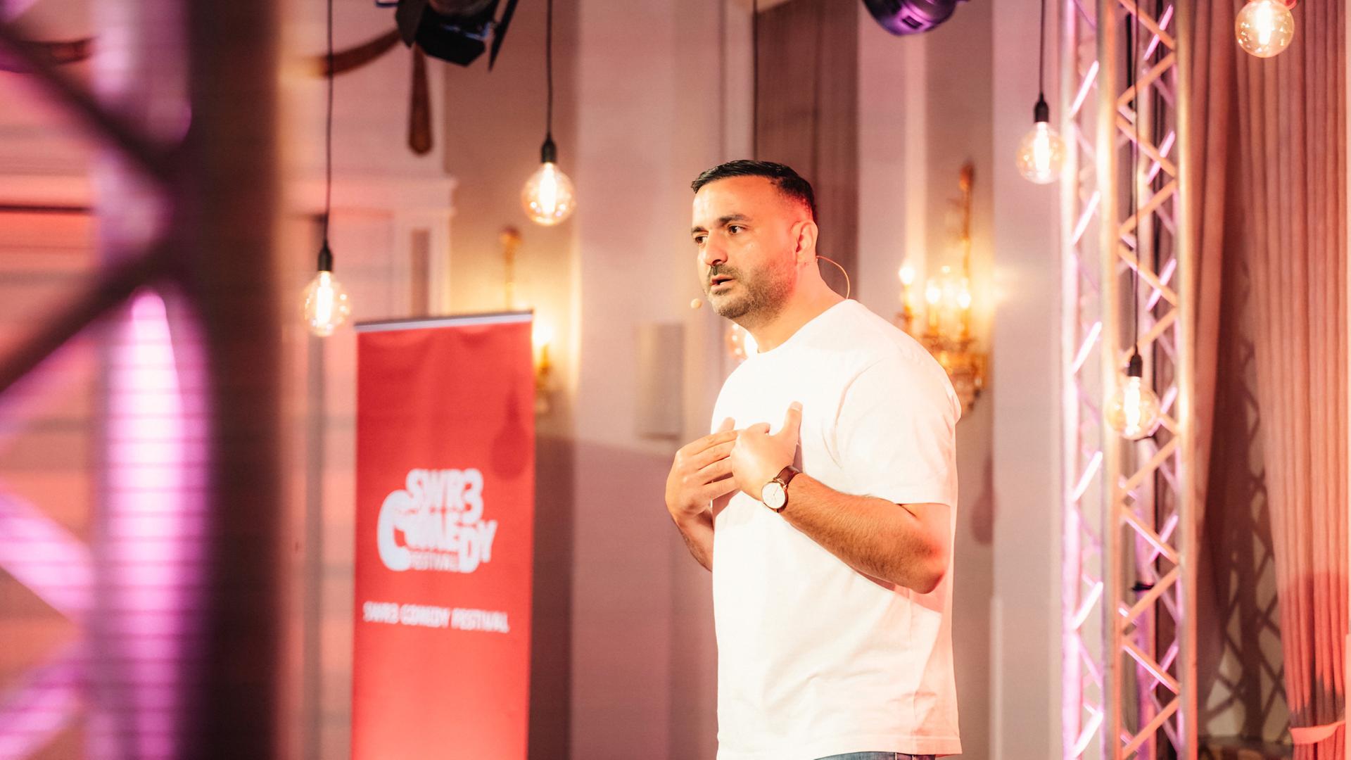 Comedian Luan auf der Bühne