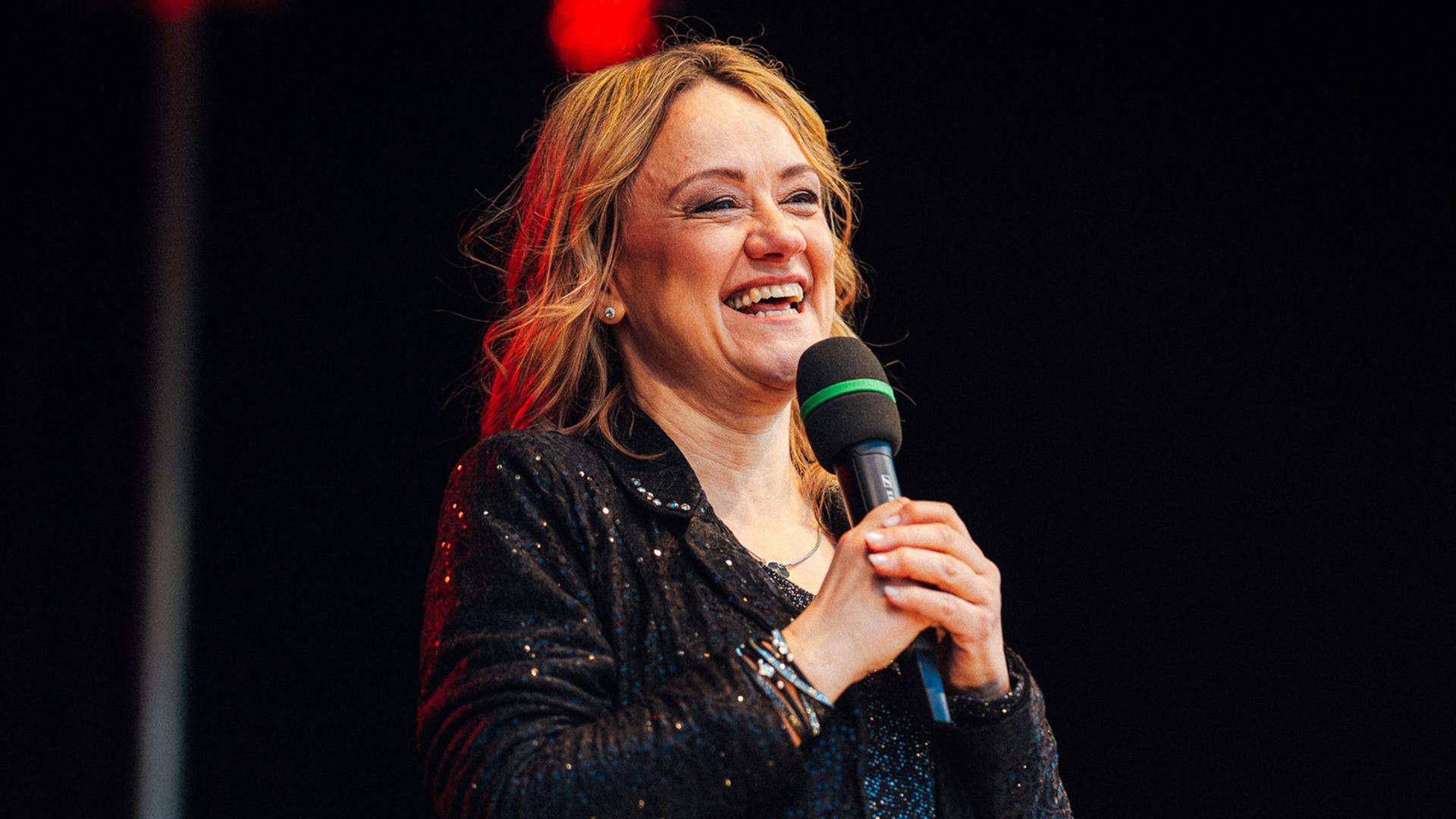 Lisa Feller am Mikrophon