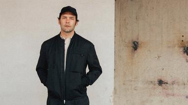 Ein Mann vor einer Wand.