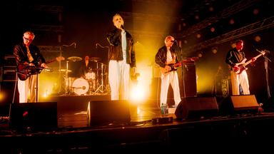 Eine Band auf einer Bühne.