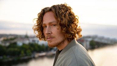 Ein Mann vor einer Aussicht.