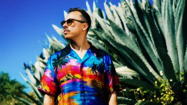 Ein Mann in einem bunten Hemd.