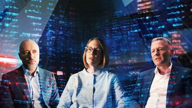 Drei Personen in einem Interview-Setting, überlagert von digitalen Börsendaten und einer Skyline aus Glasfassaden.