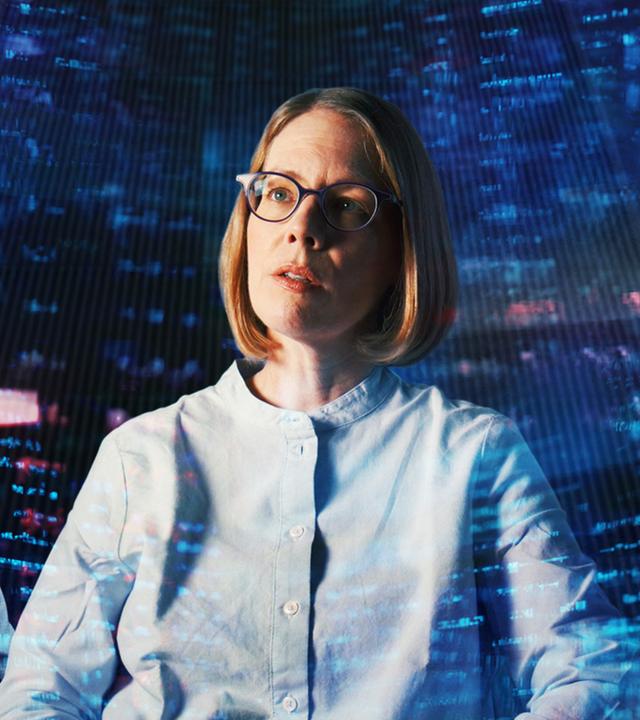 Drei Personen in einem Interview-Setting, überlagert von digitalen Börsendaten und einer Skyline aus Glasfassaden.