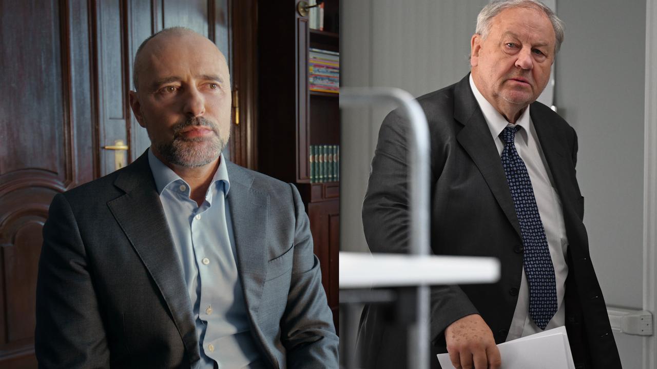 Rechtsanwalt Kai-Uwe Steck sitzt vor einem dunklen Schrank, daneben kommt Dr. Hanno Berger mit Papieren in der Hand in ein Büro.