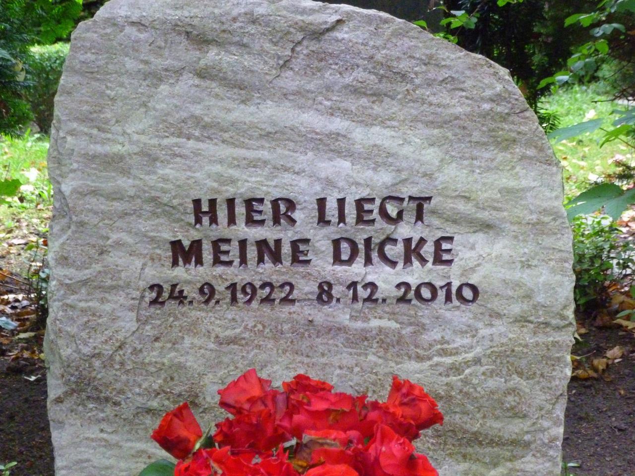 Grabstein mit den Lebensdaten und der Aufschrift „Hier liegt meine Dicke“.