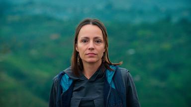 Eine dunkelhaarige Frau.