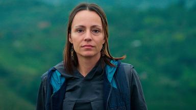 Eine dunkelhaarige Frau.