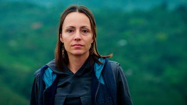 Eine dunkelhaarige Frau.