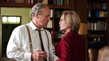 "TANNBACH - Schicksal eines Dorfes (6); Traum von Frühling": Georg (Heiner Lauterbach) hat seine Frau Rosemarie (Anna Loos) am Arm gepackt und zu sich gezerrt. Rosemarie schaut ihm trotzig ins Gesicht.