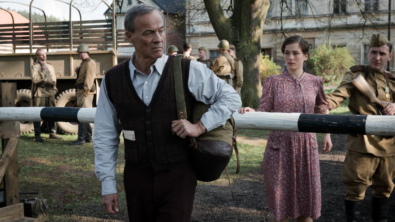 Georg von Striesow (Heiner Lauterbach, l.) kommt in den Westen, Anna (Henriette Confurius, r.) bleibt. 