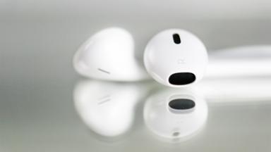 Typical Kopfhörer auf Spiegel-Podcast-Angebote des ZDF