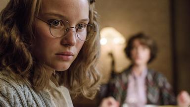 "Ku'damm 56 - Teil 1": Monika Schöllack (Sonja Gerhardt) schaut angstvoll ins Leere, im Hintergrund sitzt ihre Mutter.