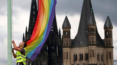 Frauenverbände protestieren gegen Segnungsverbot.