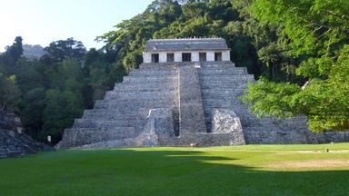 Mitten im Dschungel Mexikos steht der "Tempel der Inschriften". Vor ihm ist eine größere Wiesenfläche.