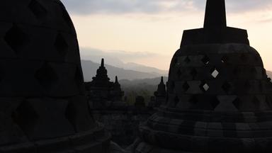 Tempelberg Borobodur mit Bergkulisse