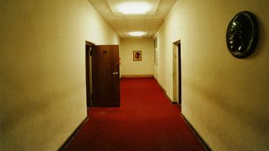 Blick in einen Korridor im ehemaligen Ministerium für Staatssicherheit in Berlin, eine offene Tür führt in das Büro des Stasi-Ministers Erich Mielke.