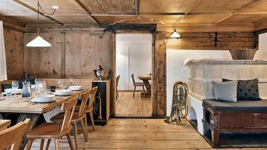 Modernisierte Stube mit Kachelofen.