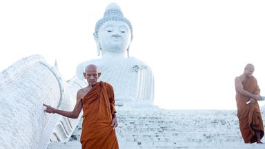 Ein buddhistischer Mönch, namens Yasothorn, geht die Stufen der Big Buddha-Statue in Phuket hinunter.