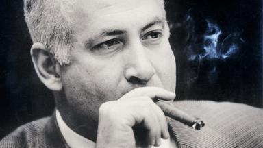 Ein Mann im mittleren Alter raucht eine Zigarre