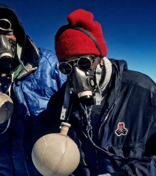 Ein Mann und eine Frau in Bergsteigermontur auf einem Berggipfel