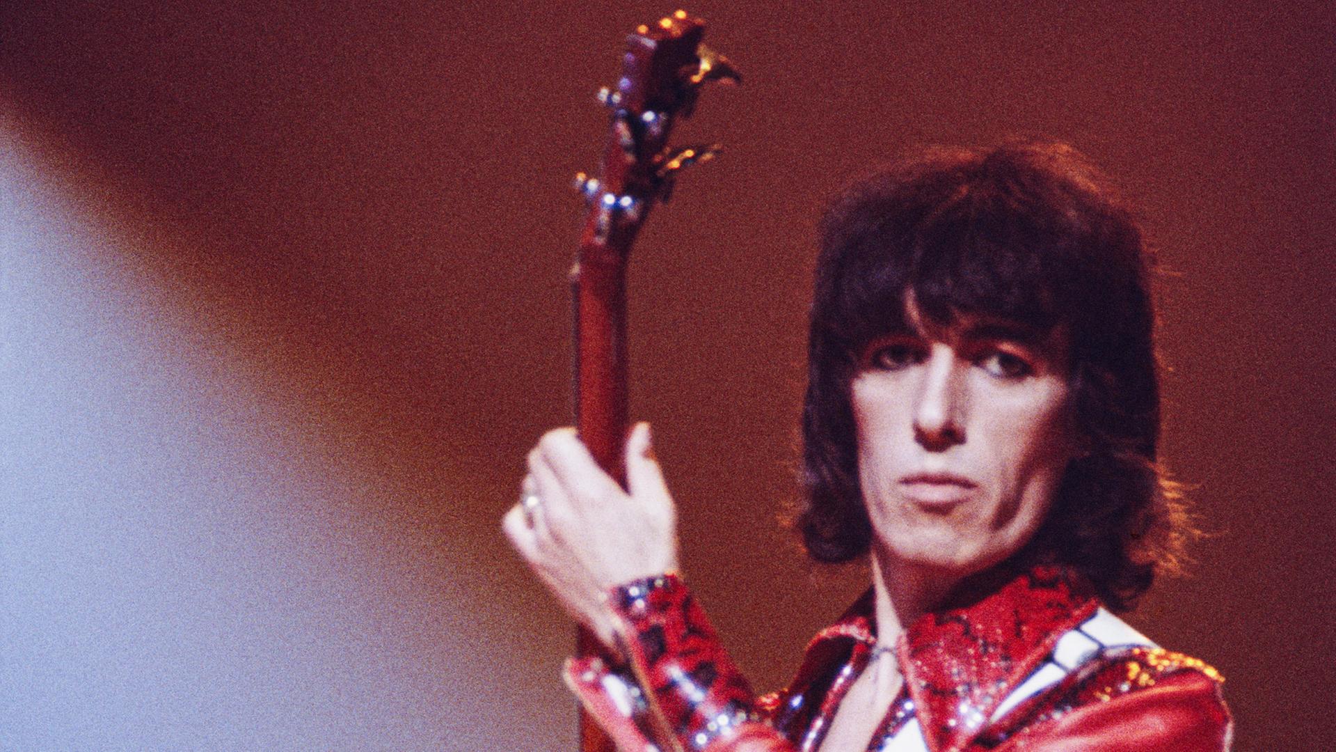 Der junge Bassist der Rolling Stones, Bill Wyman, in rotem Glitzeranzug in Aktion