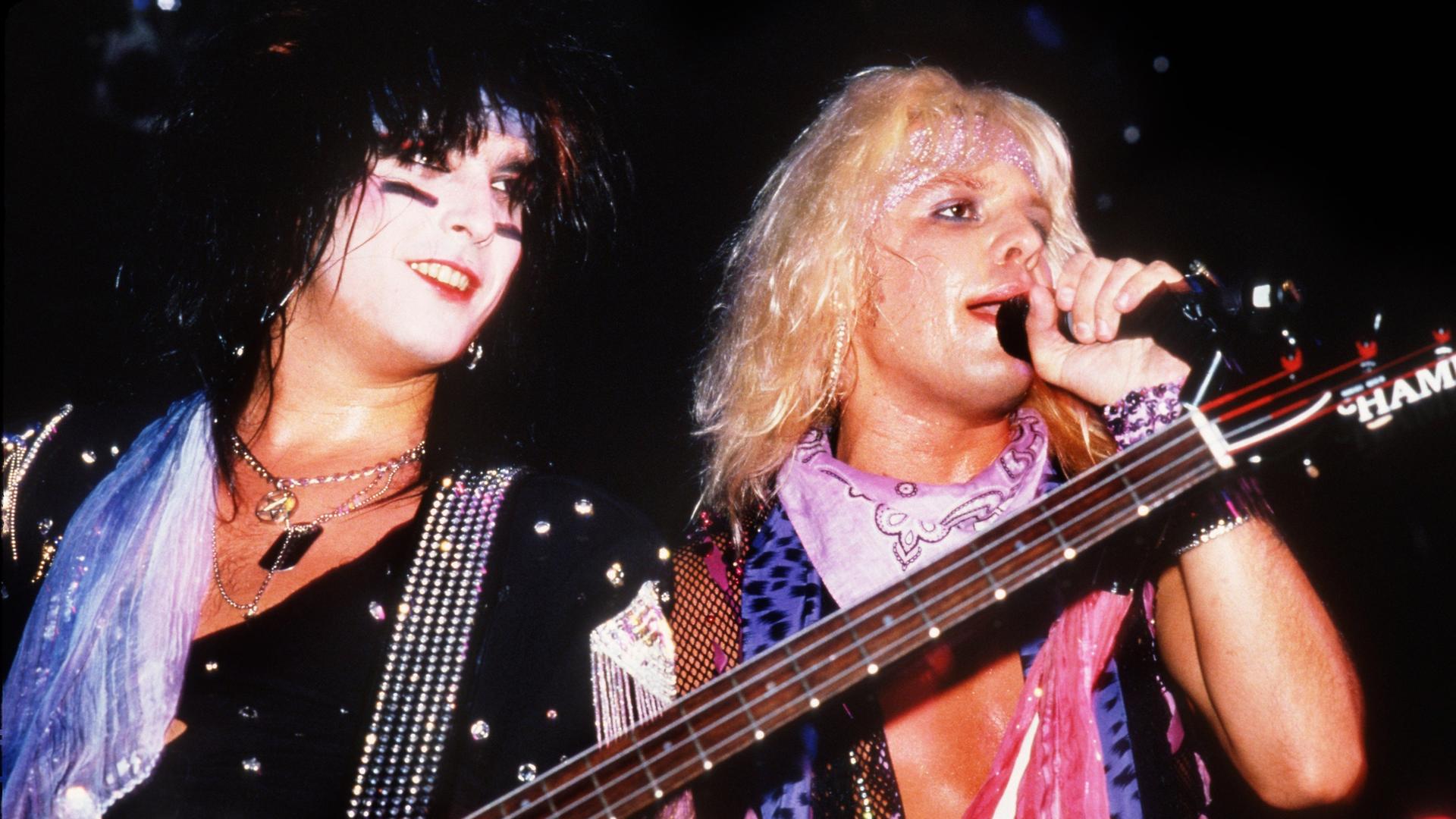 Sixx, Nikki und Vince Neil - bei Auftritt von Mötley Crüe 1985.