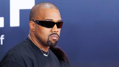 Nahaufnahme von US-Rapper und Musikproduzent Kanye West mit Sonnenbrille und schwarzem Shirt.
