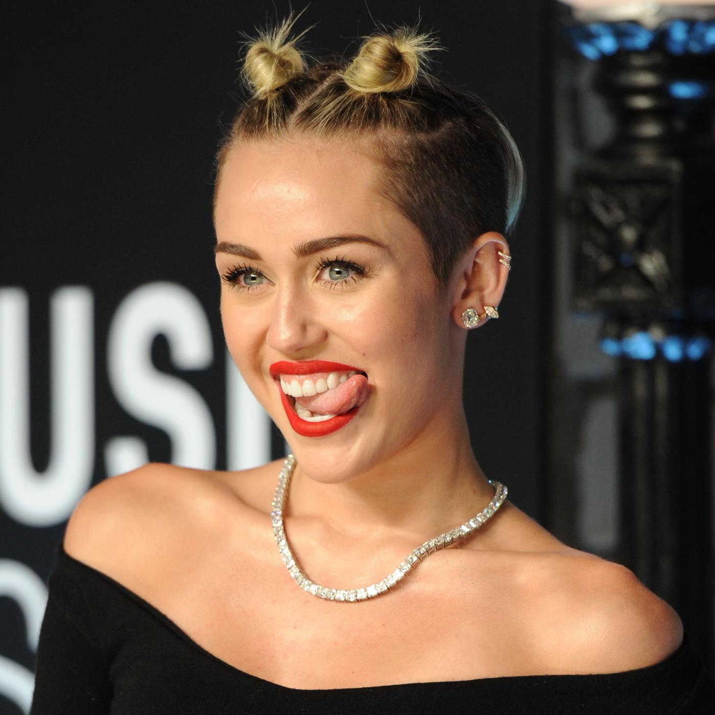 Miley Cyrus zählt heute zu den erfolgreichsten Popstars der Welt. Die Dokumentation zeichnet ihren Weg vom Disney-Star zur eigenständigen Künstlerin nach.