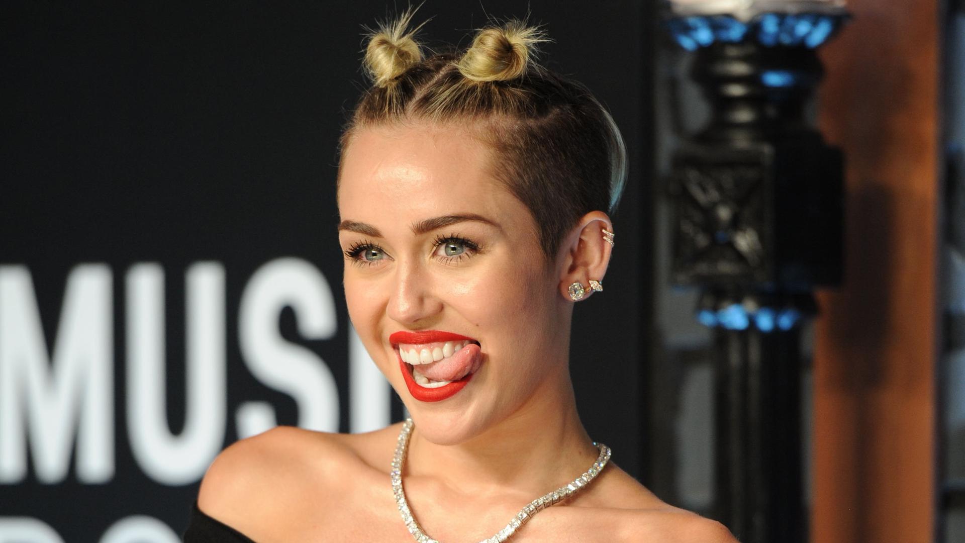 Miley Cyrus zählt heute zu den erfolgreichsten Popstars der Welt. Die Dokumentation zeichnet ihren Weg vom Disney-Star zur eigenständigen Künstlerin nach.