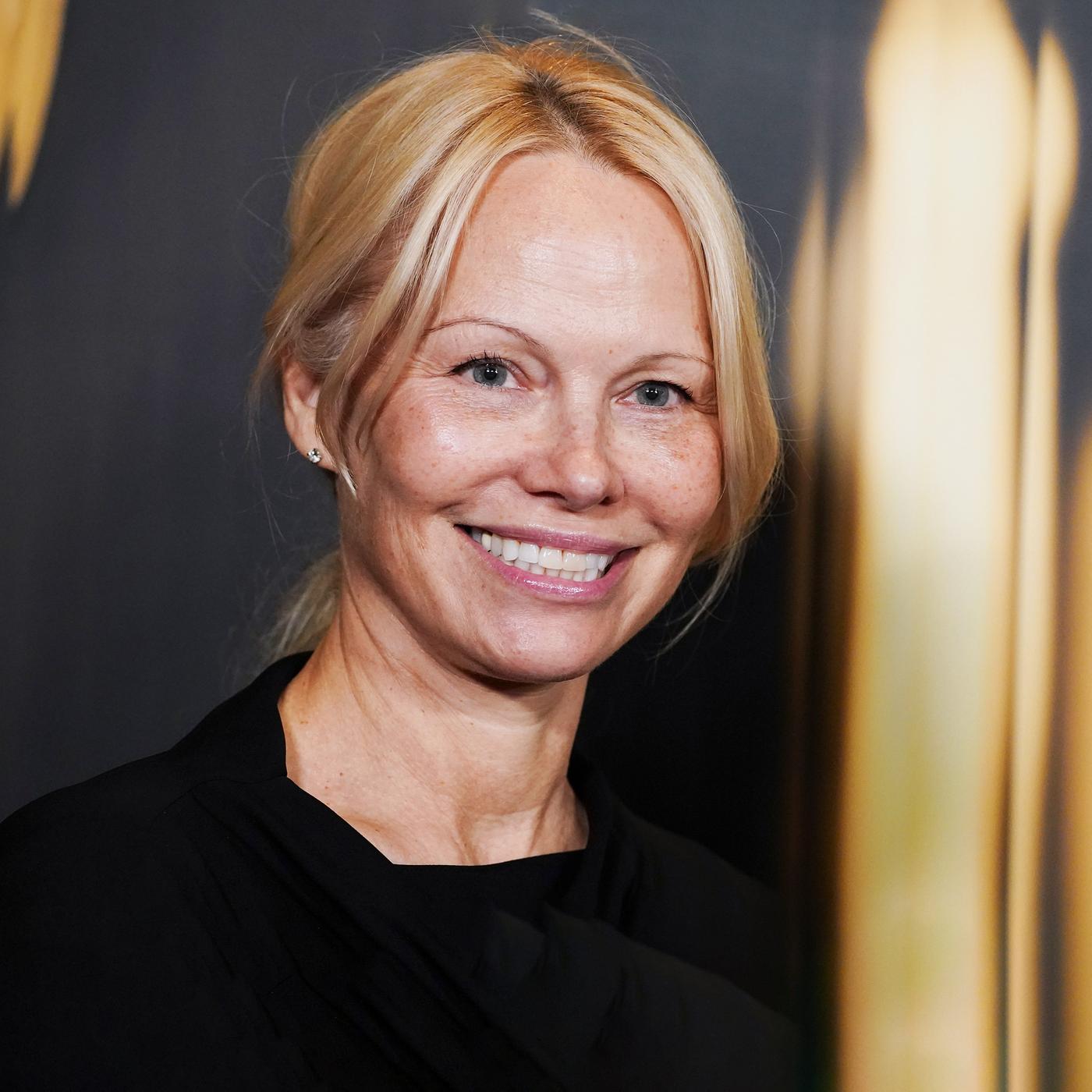 Foto von Pamela Andersonbei den Gotham Film Awards im Cipriani Wall Street in New York.Sie lacht in die Kamera.