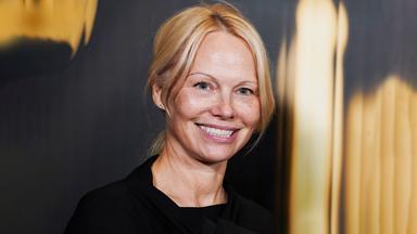 Foto von Pamela Andersonbei den Gotham Film Awards im Cipriani Wall Street in New York.Sie lacht in die Kamera.