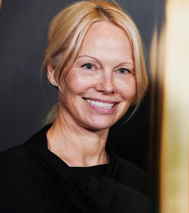 Foto von Pamela Andersonbei den Gotham Film Awards im Cipriani Wall Street in New York.Sie lacht in die Kamera.